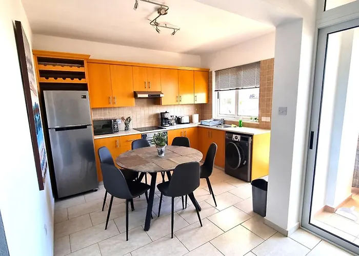 Beach Haven: 7-Minute Walk To The Beach + Pool