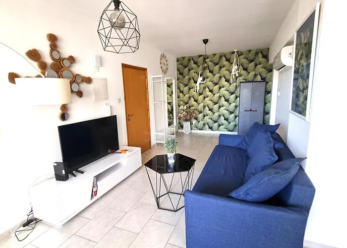Beach Haven: 7-Minute Walk To The Beach + Pool
